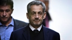 Der ehemalige Präsident Frankreichs, Nicolas Sarkozy, muss seine Strafe nicht im Gefängnis ...