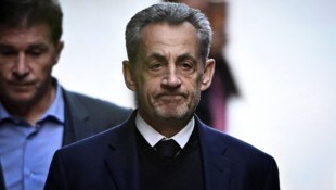 Der ehemalige Präsident Frankreichs, Nicolas Sarkozy, muss seine Strafe nicht im Gefängnis ...