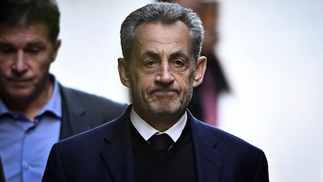 Der ehemalige Präsident Frankreichs, Nicolas Sarkozy, muss seine Strafe nicht im Gefängnis ...
