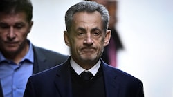 Der ehemalige Präsident Frankreichs, Nicolas Sarkozy, muss seine Strafe nicht im Gefängnis ...