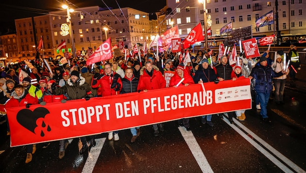 Tausende nahmen am Dienstag bei der Pflege-Demo in Salzburg teil.