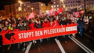 Tausende Demonstranten wandten sich gegen die Pläne der Landesregierung.