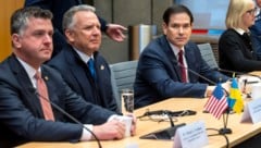 Ein Telefonat zwischen US-Sondergesandten Steve Witkoff (2.v.l.) mit dem außenpolitischen ...