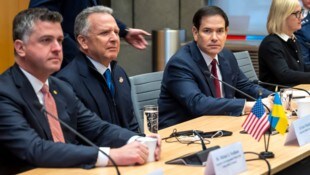 Ein Telefonat zwischen US-Sondergesandten Steve Witkoff (2.v.l.) mit dem außenpolitischen ...