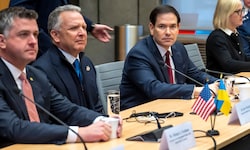 Ein Telefonat zwischen US-Sondergesandten Steve Witkoff (2.v.l.) mit dem außenpolitischen ...