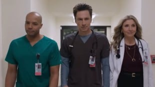 Im ersten Trailer sind die „Scrubs“-Stars Zach Braff (Mitte) sowie Donald Faison und Sarah ...