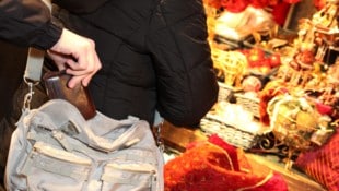 Taschendiebe nutzen jetzt den Einkaufsrummel in Geschäften, im Outlet-Center und auf den ...