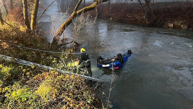 Das Auto blieb auf dem Dach liegen.