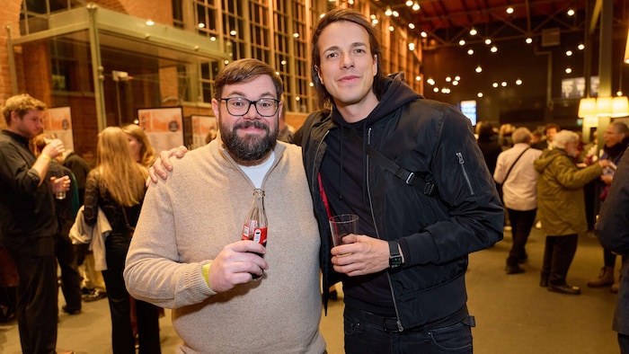 Gut gelaunt im Publikum des Abends: Michael Bauer alias „Heidelbeerhugo“ (li.) mit Marco Pogo.