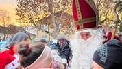 Zum Auftakt kommt der Nikolaus zu den Kindern am Markt.