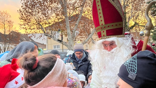 Zum Auftakt kommt der Nikolaus zu den Kindern am Markt.