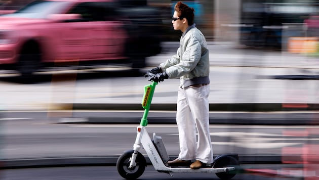 Scooter- und Radfahrer müssen in Fußgängerzonen Tempolimits einhalten.