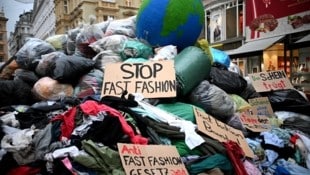 „Stop Fast Fashion“: die Umweltorganisation GLOBAL 2000 protestierte im Vorfeld des Black ...