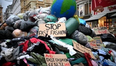 „Stop Fast Fashion“: die Umweltorganisation GLOBAL 2000 protestierte im Vorfeld des Black ...