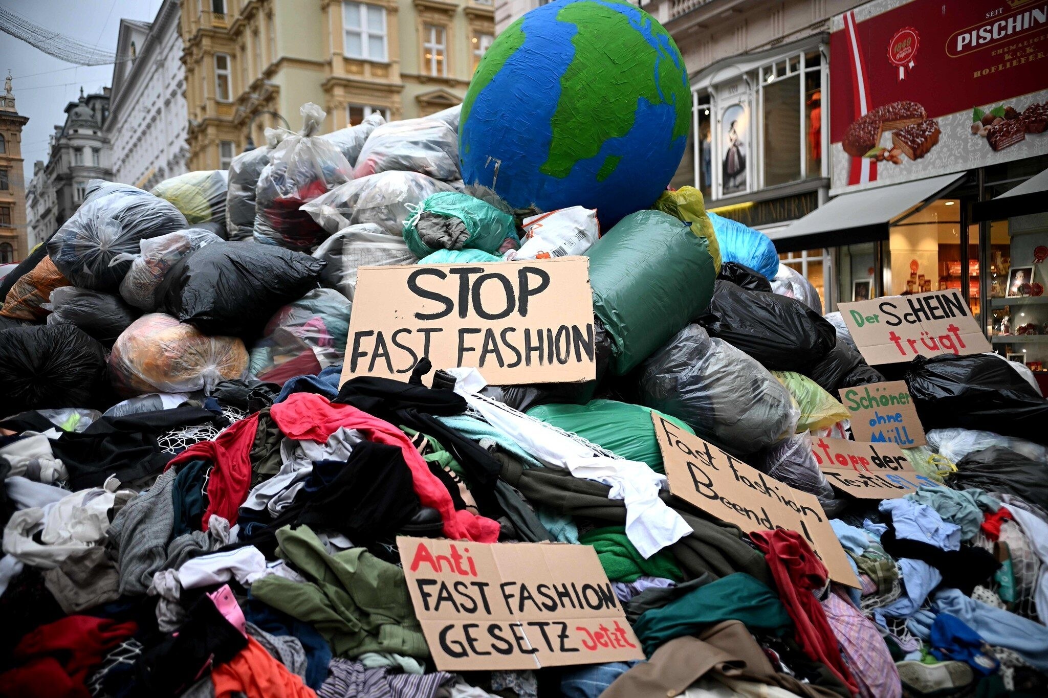 „Stop Fast Fashion“: die Umweltorganisation GLOBAL 2000 protestierte im Vorfeld des Black ...