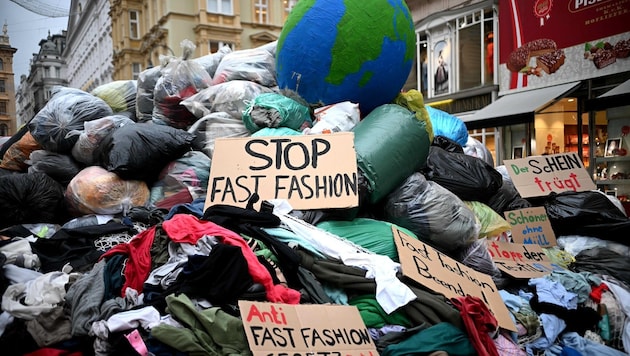 „Stop Fast Fashion“: die Umweltorganisation GLOBAL 2000 protestierte im Vorfeld des Black ...