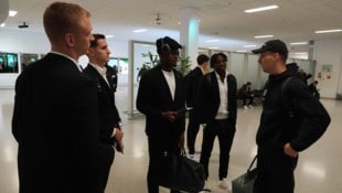 Neo-Papa Dimitri Lavalee (re.) stieß direkt in Athen zur Mannschaft.