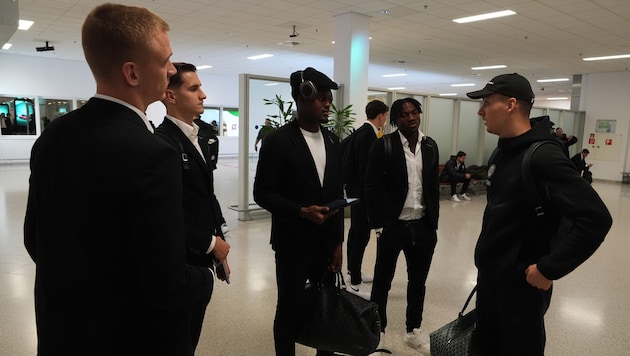 Neo-Papa Dimitri Lavalee (re.) stieß direkt in Athen zur Mannschaft.