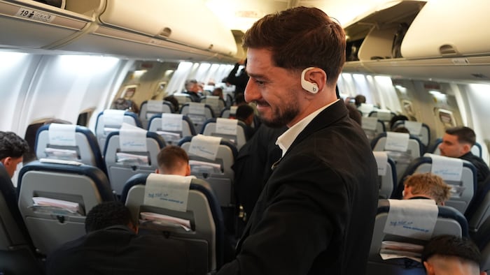 Im Flieger hatte Otar Kiteishvili die Kopfhörer drinnen, ließ sich nicht stören.