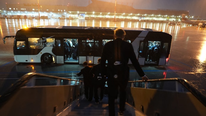 Von strömendem Regen wurde Sturm in Athen begrüßt.