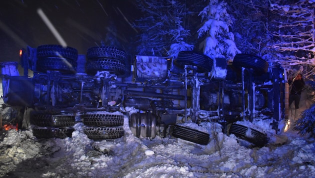 Die winterlichen Verhältnisse führten zum Umkippen eines Betonmischers.