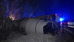 Der umgekippte Betonmischer lag im Straßengraben.
