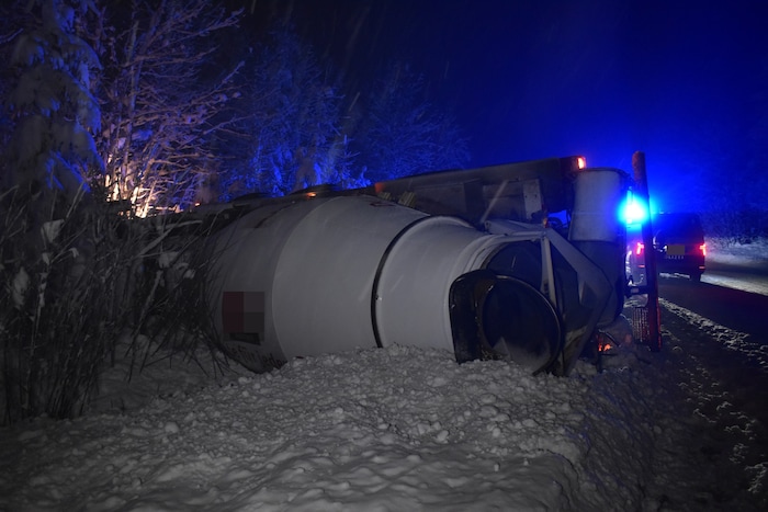 Der umgekippte Betonmischer lag im Graben.