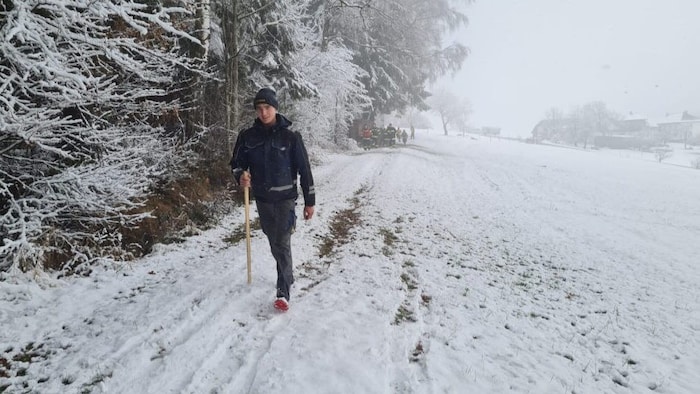Die Feuerwehrleute bewaffneten sich sicherheitshalber mit Stöcken.