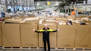 Leiter des Logistikzentrums in Hagenbrunn, Reinhard Machowetz vor den Bestellungen. Von NÖ aus ...