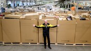 Leiter des Logistikzentrums in Hagenbrunn, Reinhard Machowetz vor den Bestellungen. Von NÖ aus ...
