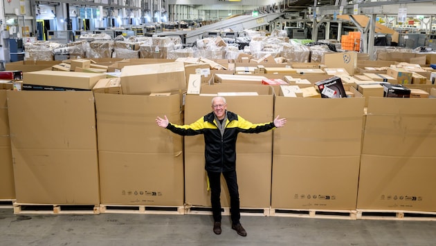 Leiter des Logistikzentrums in Hagenbrunn, Reinhard Machowetz vor den Bestellungen. Von NÖ aus ...