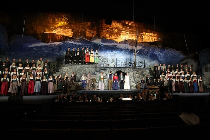 Das Bühnenbild zeigt das Dachstein- Panorama.