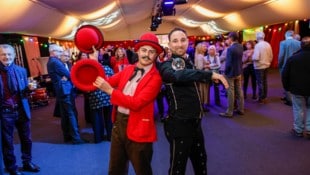 Artisten zeigten bereits beim Eingang ihr Können.