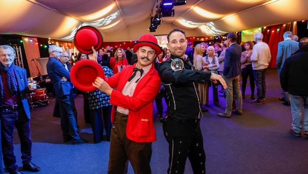 Artisten zeigten bereits beim Eingang ihr Können.