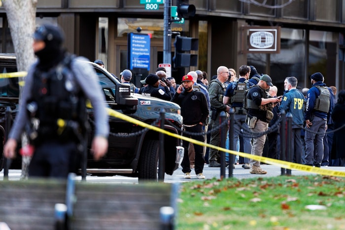 Zahlreiche Ermittler sichern den Tatort.