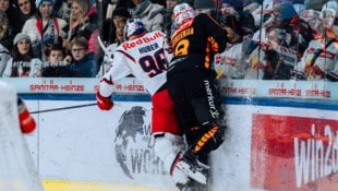 Duell zweier Freunde: Salzburgs Huber (re.) mit Neo-Grazer und Ex-Bulle Stapelfeldt.