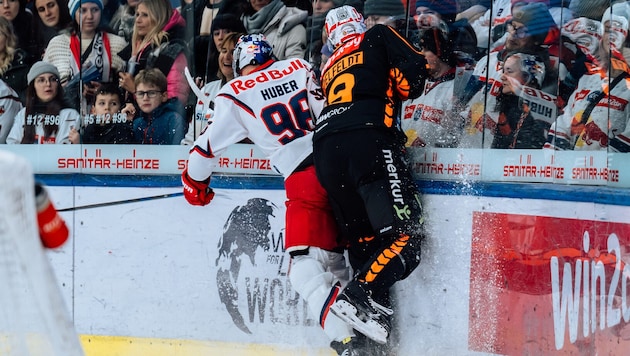 Duell zweier Freunde: Salzburgs Huber (re.) mit Neo-Grazer und Ex-Bulle Stapelfeldt.