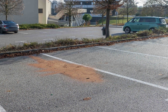 Am Parkplatz in Slowenien sind noch Spuren des Pkw-Brandes zu sehen.