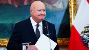 Der Bundeskanzler ist wieder da, etwas schlanker und zumindest nach außen hin besser gelaunt als ...