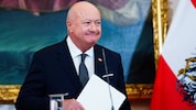 Der Bundeskanzler ist wieder da, etwas schlanker und zumindest nach außen hin besser gelaunt als ...