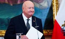 Der Bundeskanzler ist wieder da, etwas schlanker und zumindest nach außen hin besser gelaunt als ...