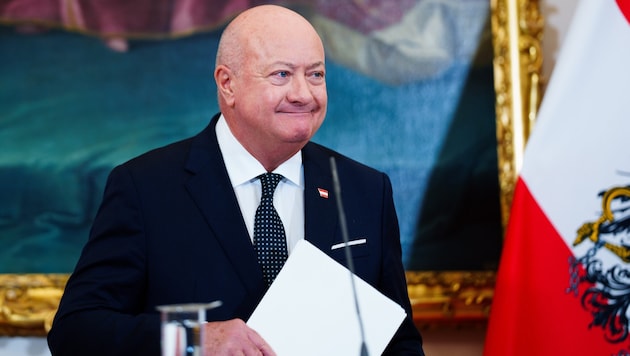 Der Bundeskanzler ist wieder da, etwas schlanker und zumindest nach außen hin besser gelaunt als ...