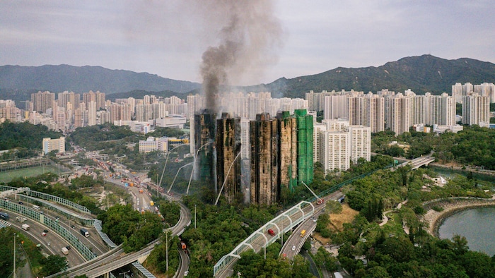 Behörden hatten das Feuer bereits am Nachmittag (Ortszeit) in die höchste Alarmstufe fünf ...