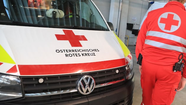 Das Rote Kreuz brachte den Unfalllenker ins Klinikum Klagenfurt.