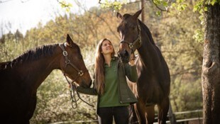 Claudia Jordan mit den Pferden auf dem Hof in Ruden.