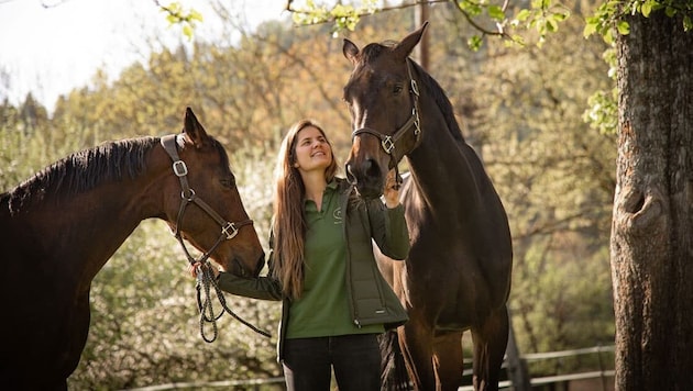 Claudia Jordan mit den Pferden auf dem Hof in Ruden.
