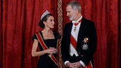 Königin Letizia war beim Staatsbankett DER Hingucker des Abends. Da kam natürlich auch König ...