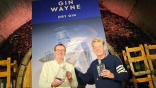 Wayne Griffiths (re.) und Pfau-Brenner Valentin Latschen stellen den „Gin Wayne“ vor.