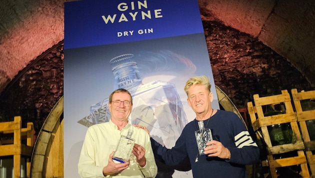 Wayne Griffiths (re.) und Pfau-Brenner Valentin Latschen stellen den „Gin Wayne“ vor.