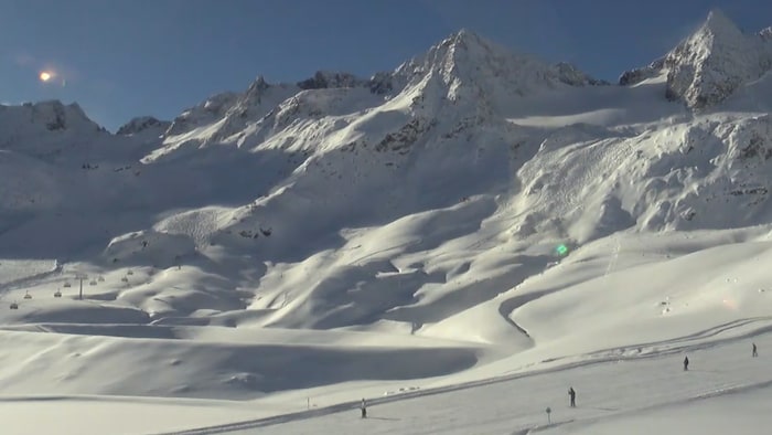 Nur wenige Stunden zuvor ist in Tirol am Stubaier Gletscher eine Lawine abgegangen.